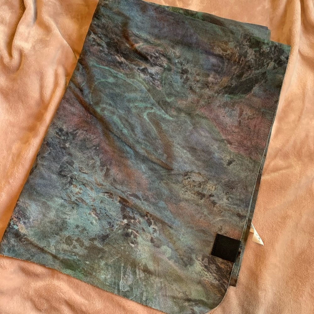 Lululemon yoga mat towel (sueded)